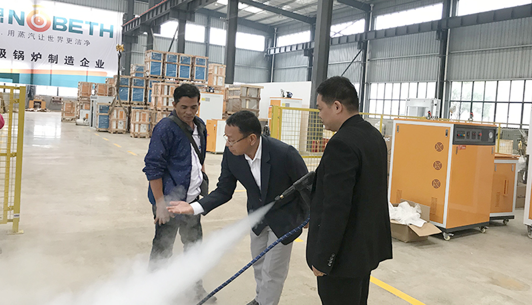 客戶來(lái)到諾貝思親自體驗(yàn)洗車消毒蒸汽發(fā)生器