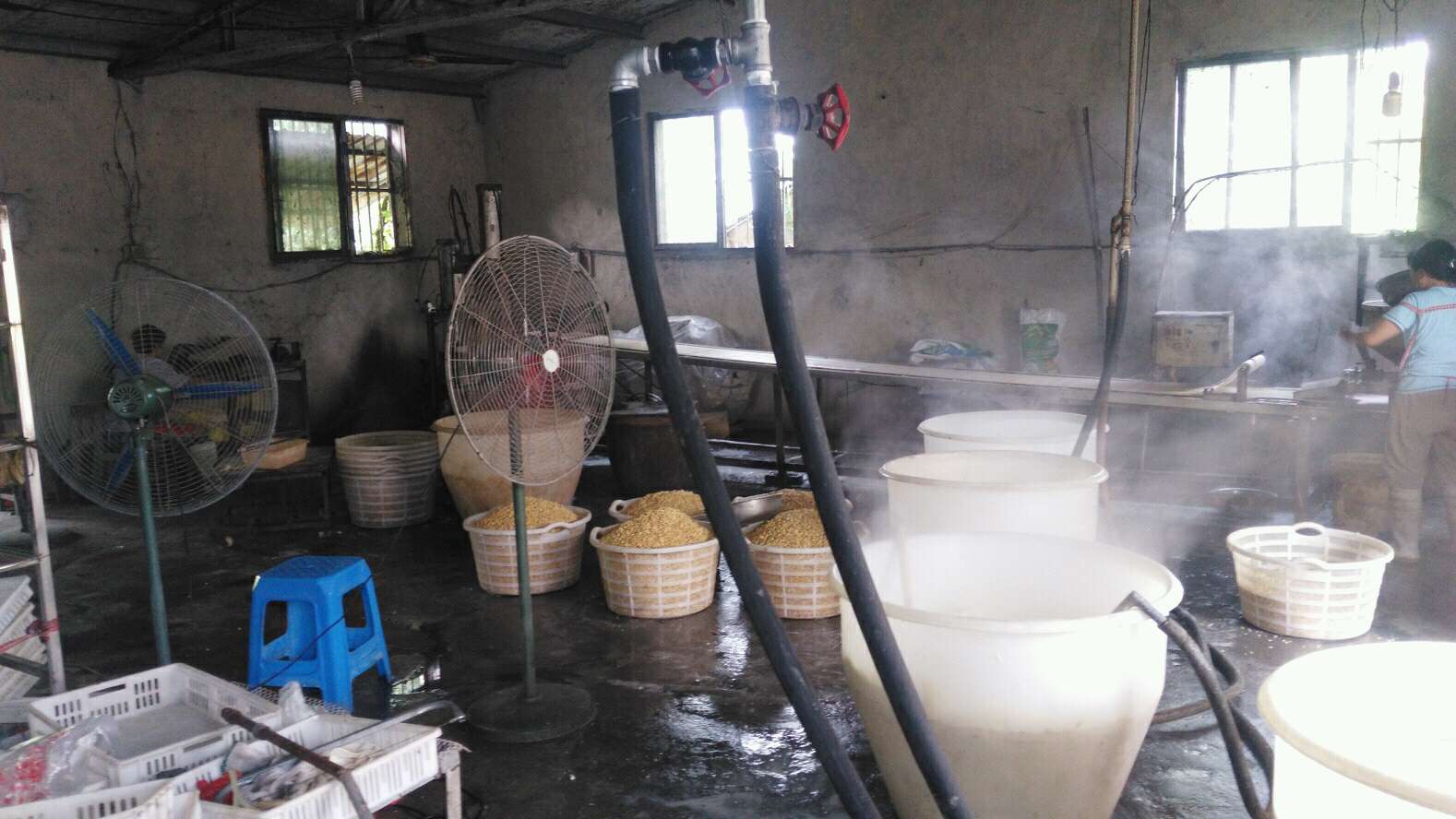 煮豆?jié){加工廠使用火排效果不好，換上燃?xì)庹羝l(fā)生器熱效高，加快企業(yè)高效生產(chǎn)