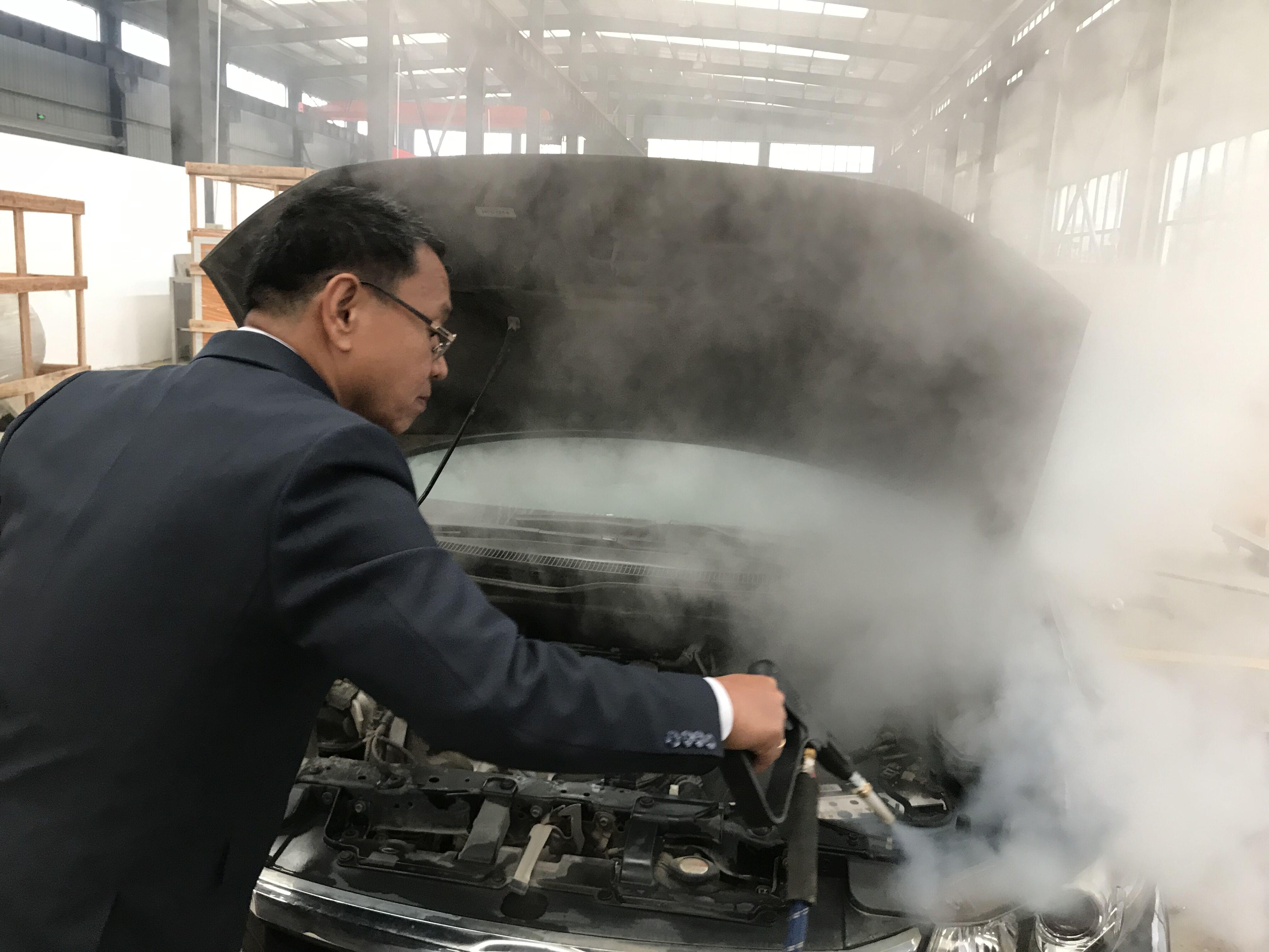外國友人現(xiàn)場演示蒸汽洗車，驚呼太過隱！